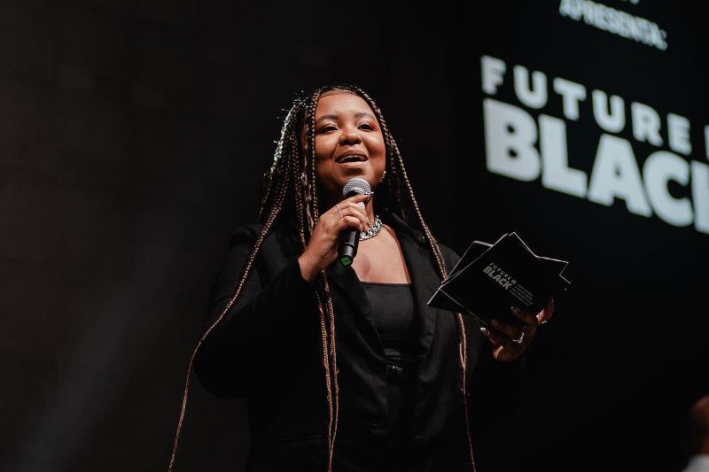 Andreza Maia atua como mestre de cerimônias no Future In Black, em São Paulo